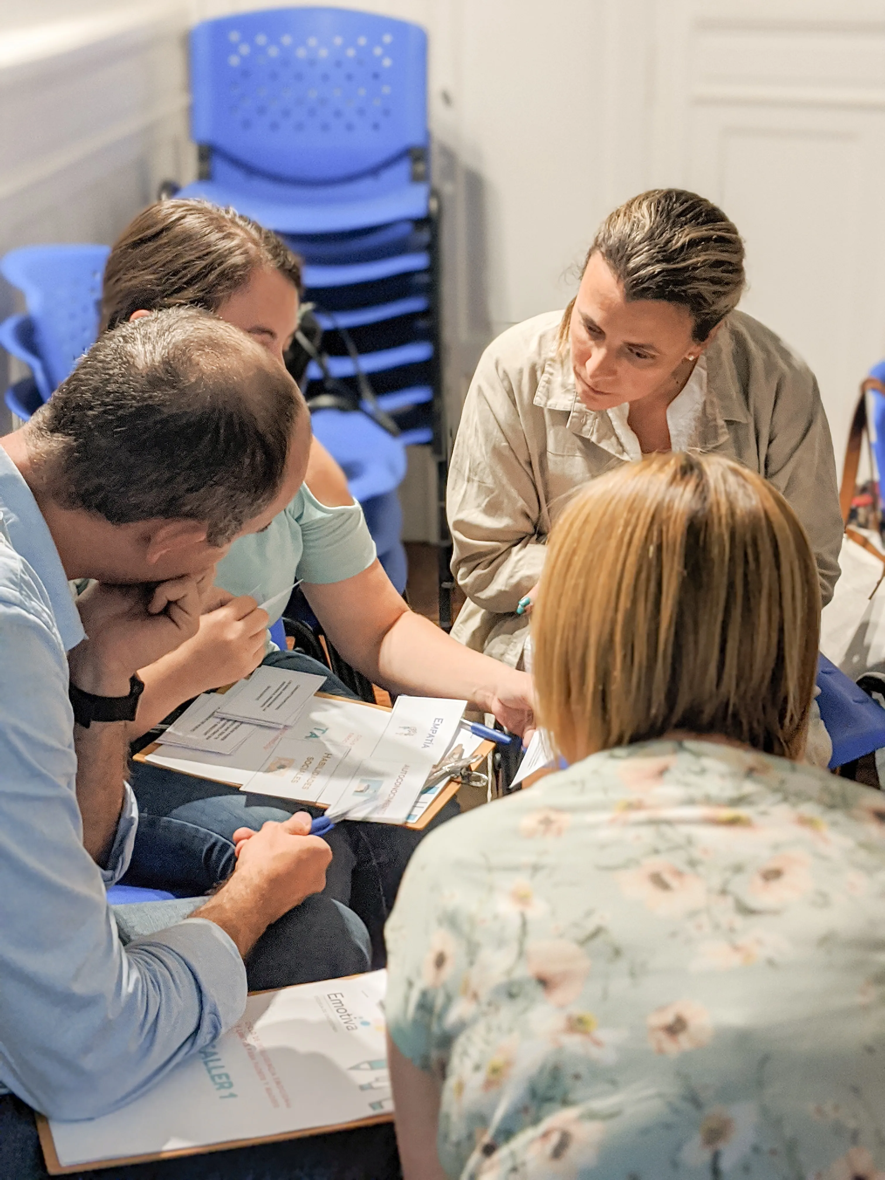 Grupo trabajando en un taller de Emotiva con materiales sobre empatía, habilidades sociales y autoconocimiento